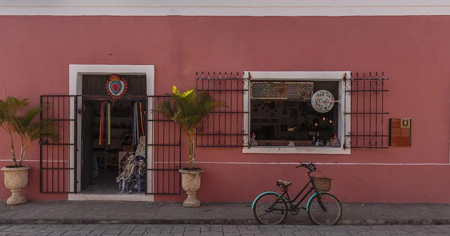 Things to do in Valladolid Calzada de los Frailes shop