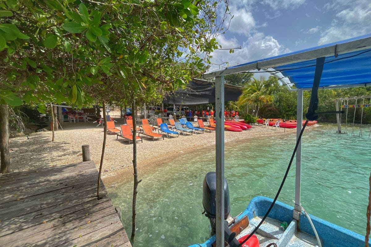 Kin ha colors beach and platform