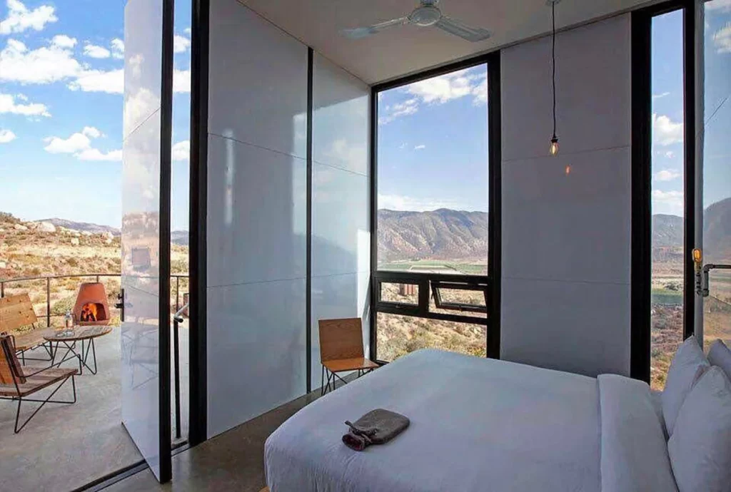 Encuentro hotel room and view of the surroundings.